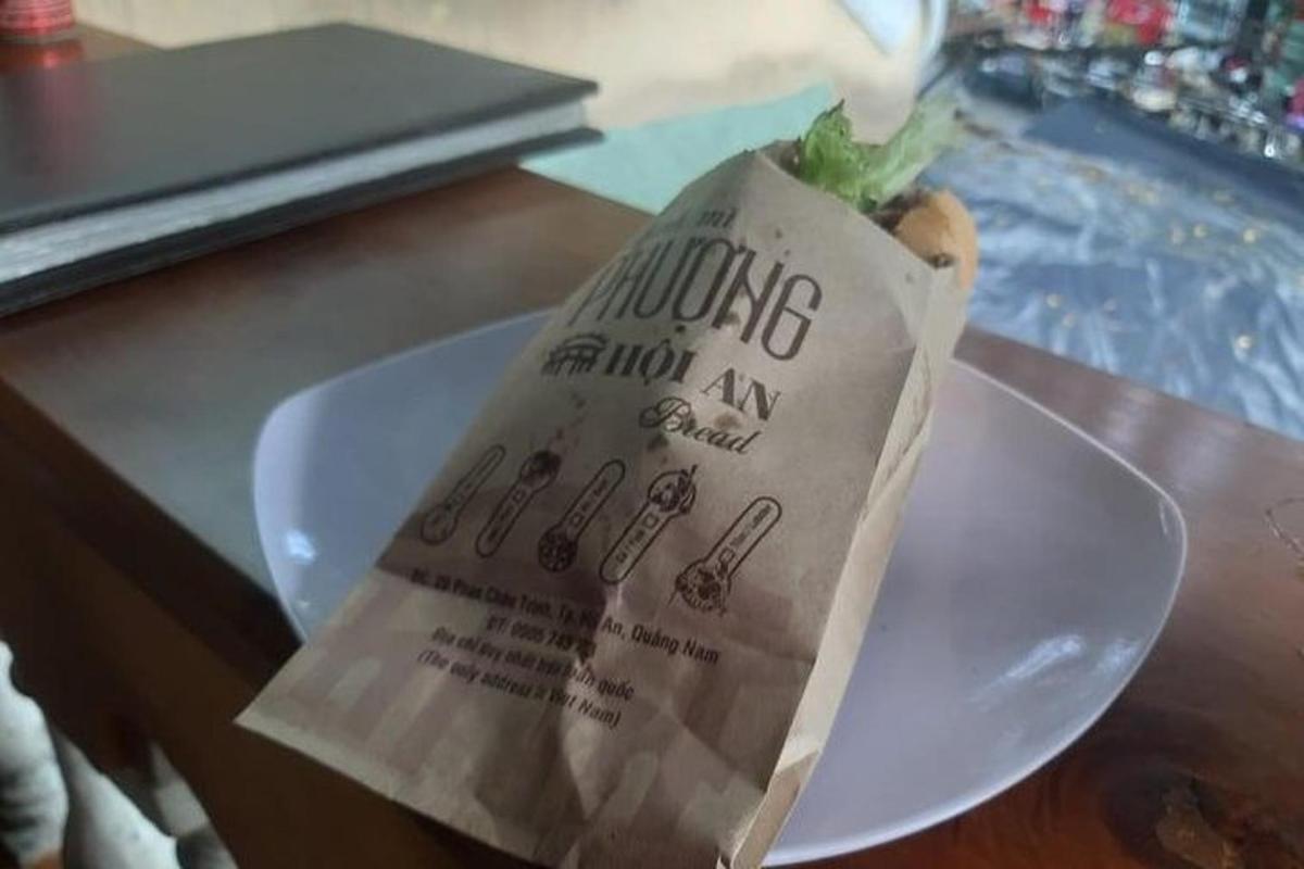um sanduíche em um prato branco sobre uma mesa