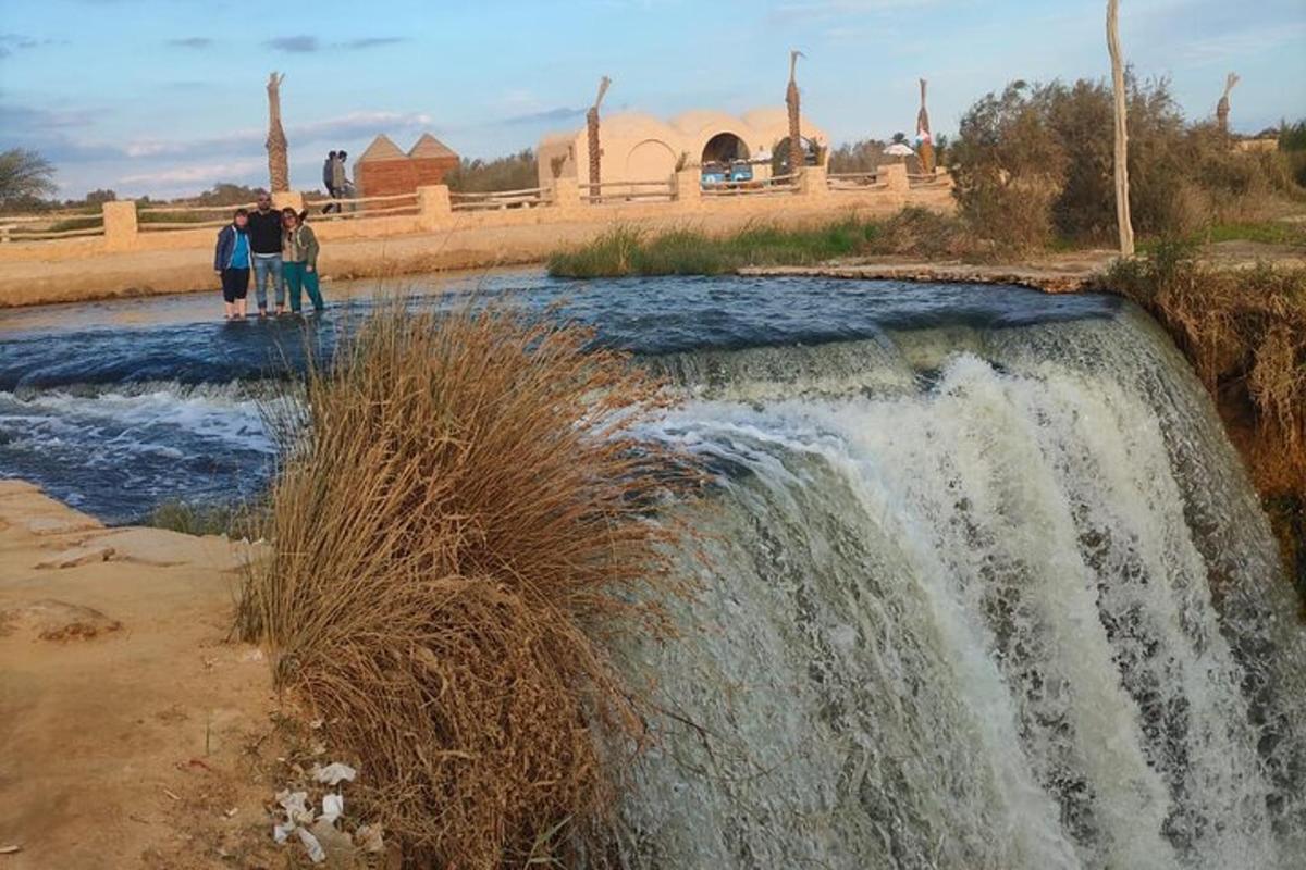 dues persones dempeus davant d'una cascada