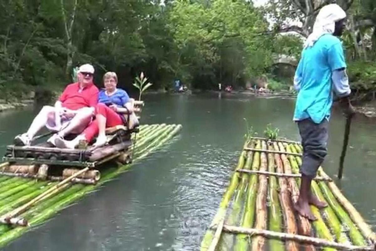 un gruppo di persone su una zattera di bambù in acqua