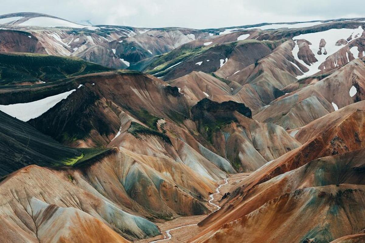 una vista aérea de una cadena montañosa
