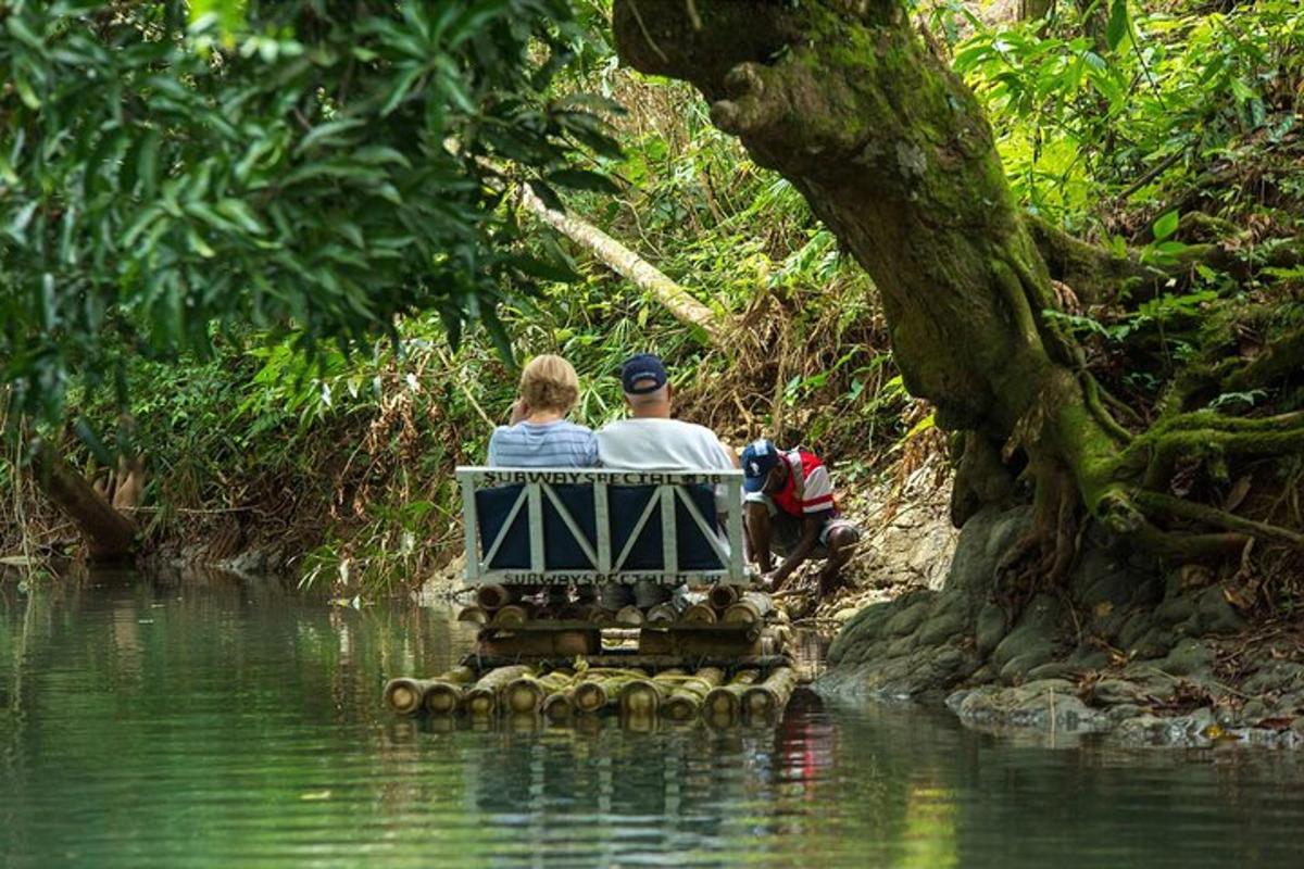 due persone sedute su una barca in acqua