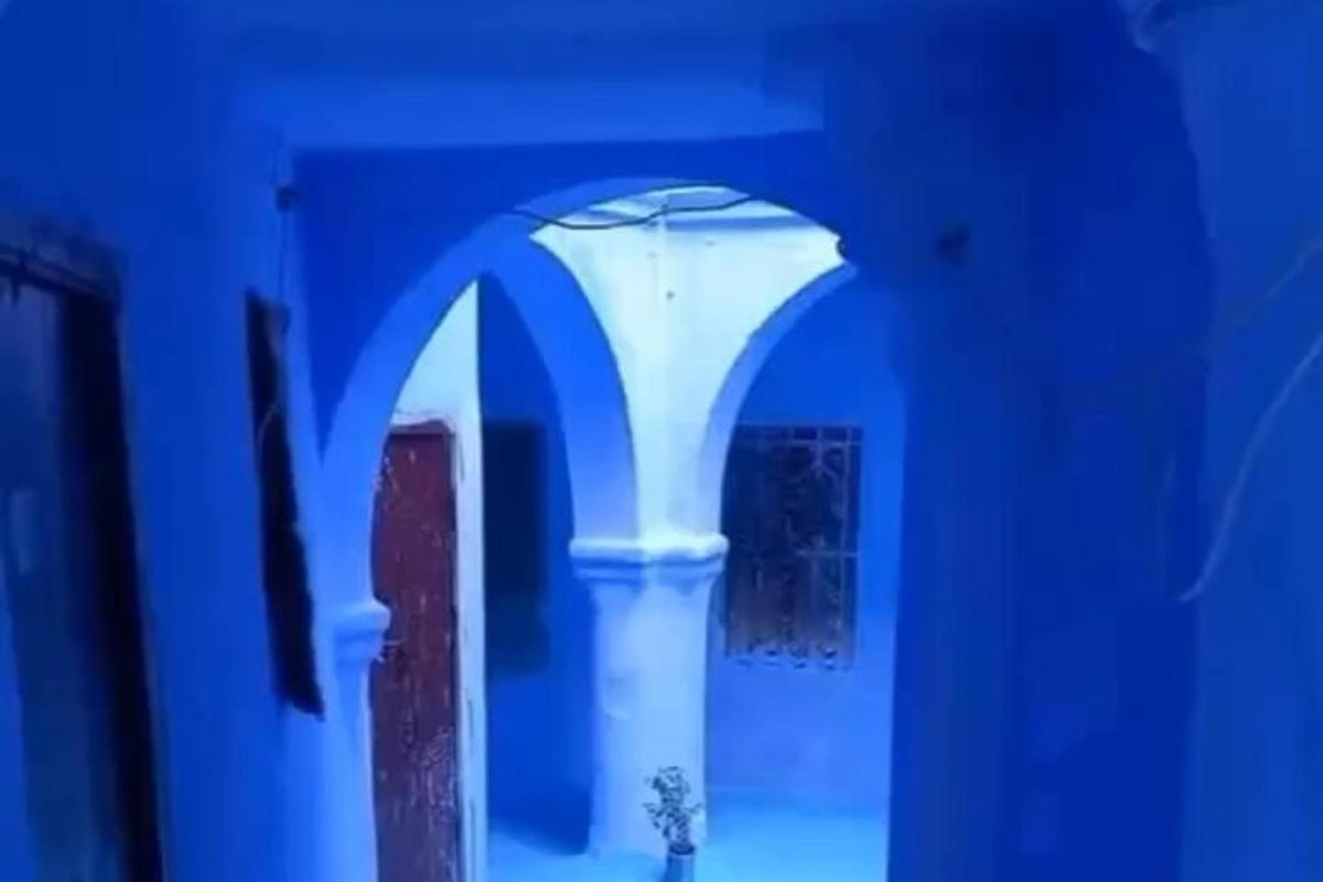 modrý pokoj s klenutým průchodem v budově