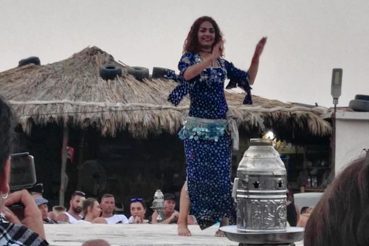 naine seisab laval rahvahulga ees