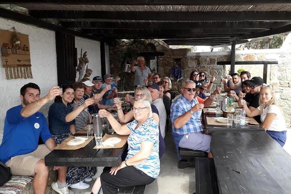 sekumpulan orang yang duduk di meja di sebuah restoran