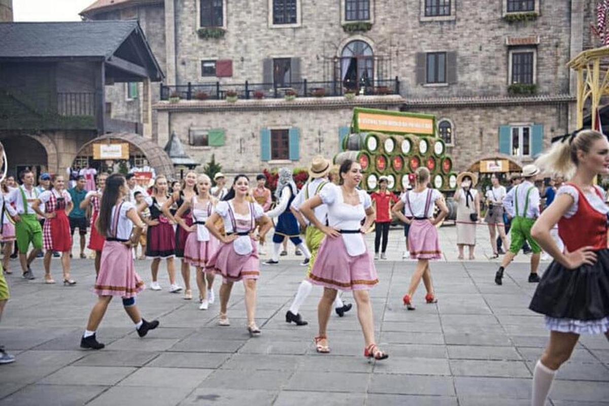 Un grupo de chicas con faldas caminando en un desfile