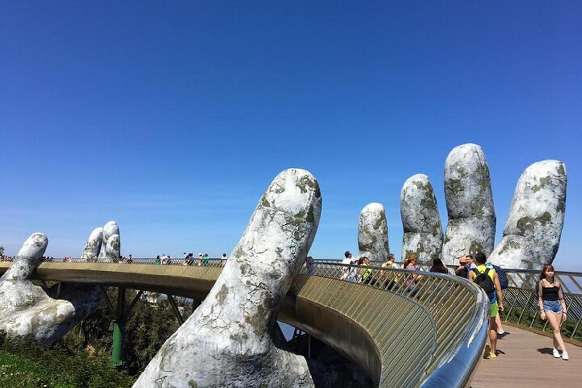 Un puente con una mano grande caminando sobre un tobogán.
