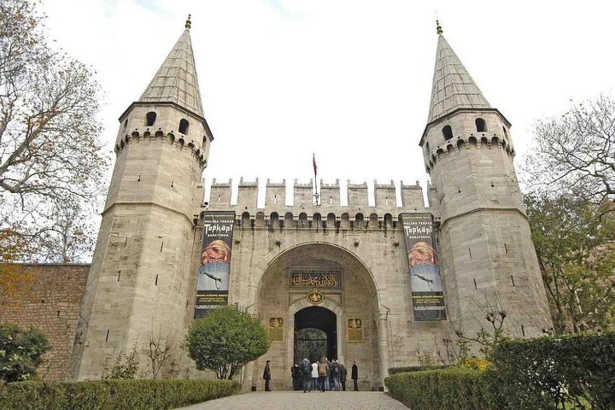 um castelo com duas torres com pessoas em pé na frente dele