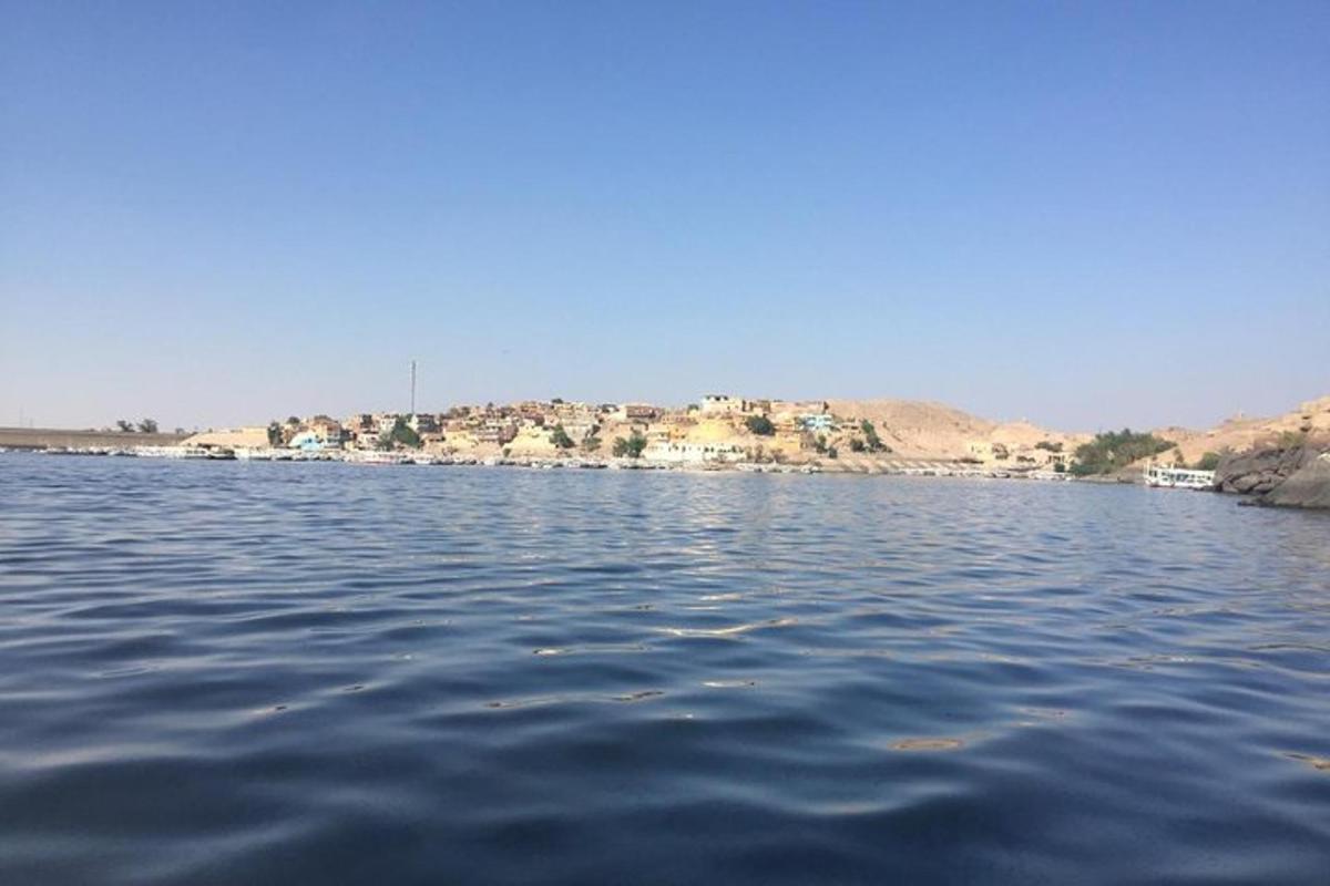велика водойма з містом на задньому плані