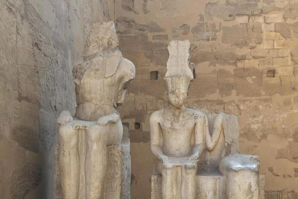 bir duvarın yanında duran iki kişinin heykeli