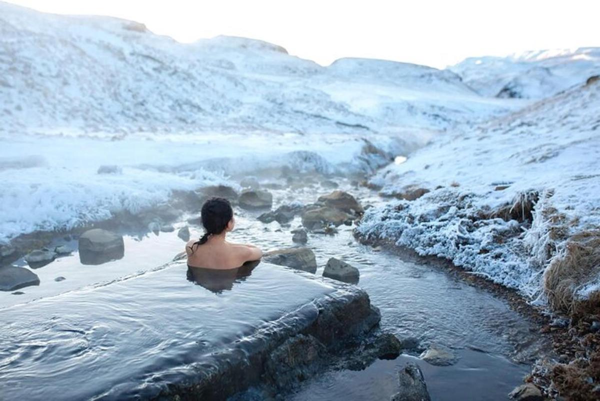 une femme assise dans une baignoire dans une rivière