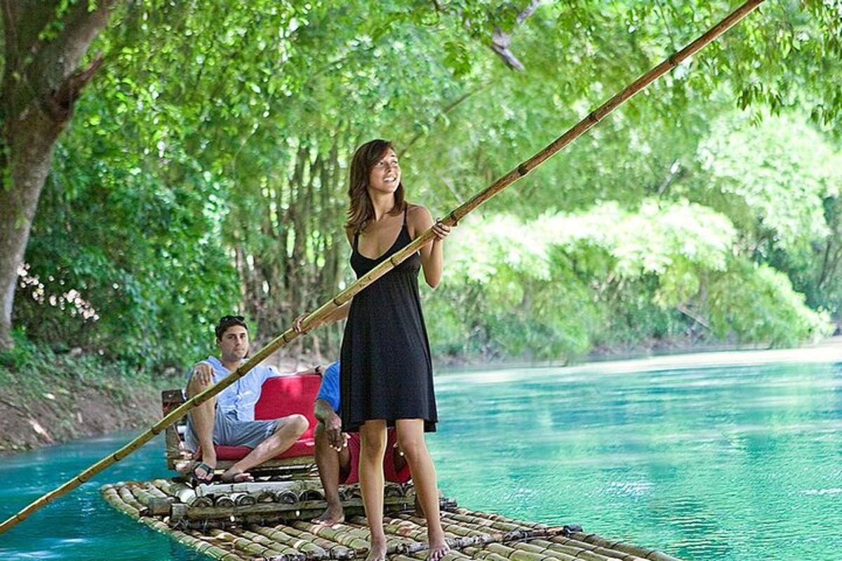 uma mulher de vestido em pé em uma jangada em um rio