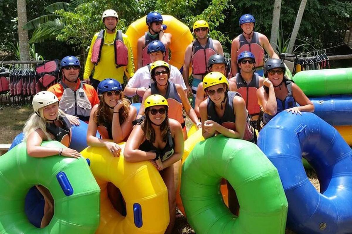 um grupo de pessoas posando para uma foto em um inflável