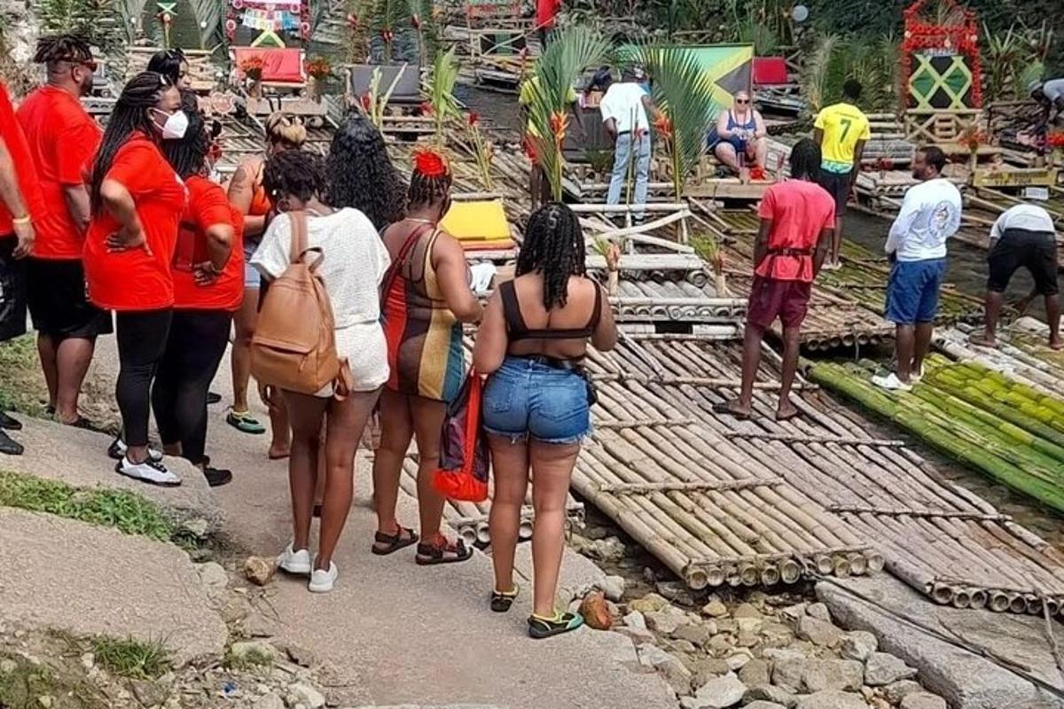 un grupo de personas de pie en una acera
