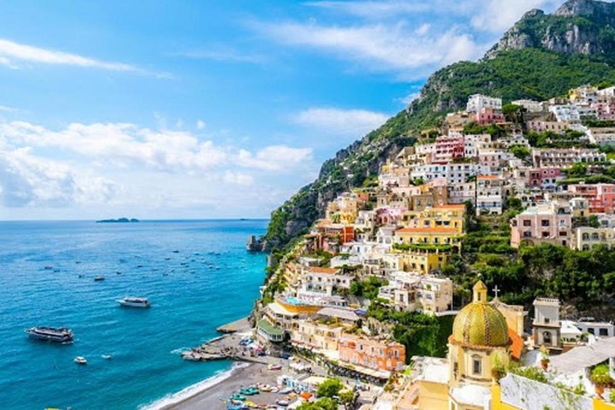 una città su una collina vicino all'oceano