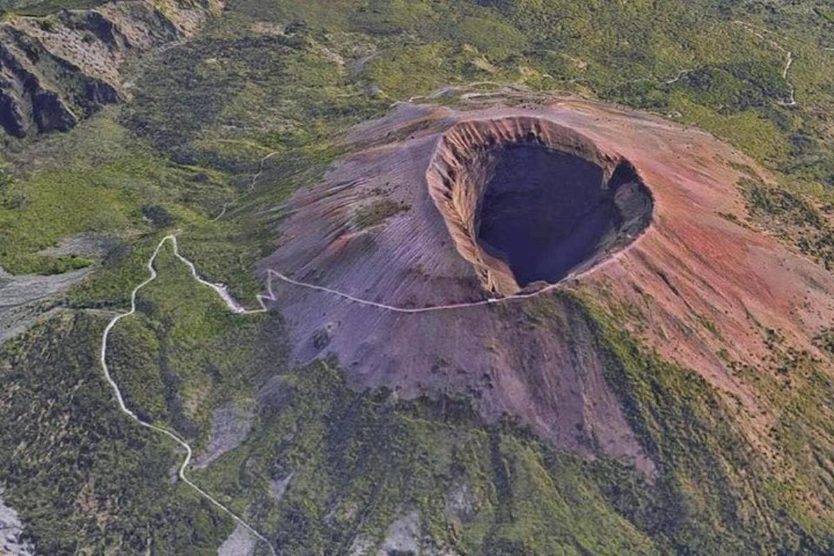 una vista aerea di un buco in una montagna