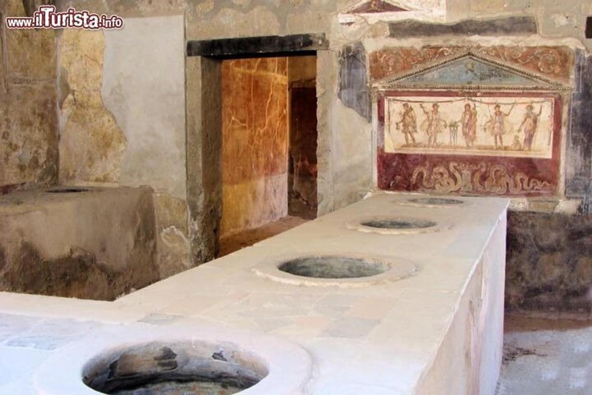 un dipinto di un bagno con due lavandini in una stanza