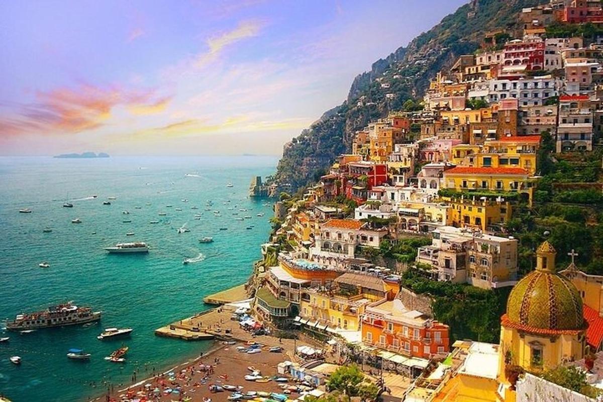 un gruppo di edifici su una collina vicino all'oceano