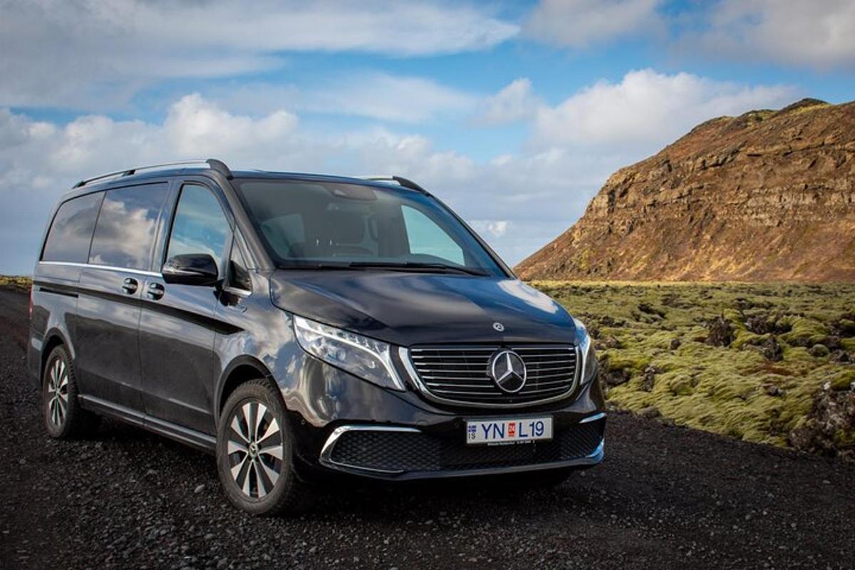 hopeanvärinen Mercedes-Benz-tila-auto pysäköitynä tielle