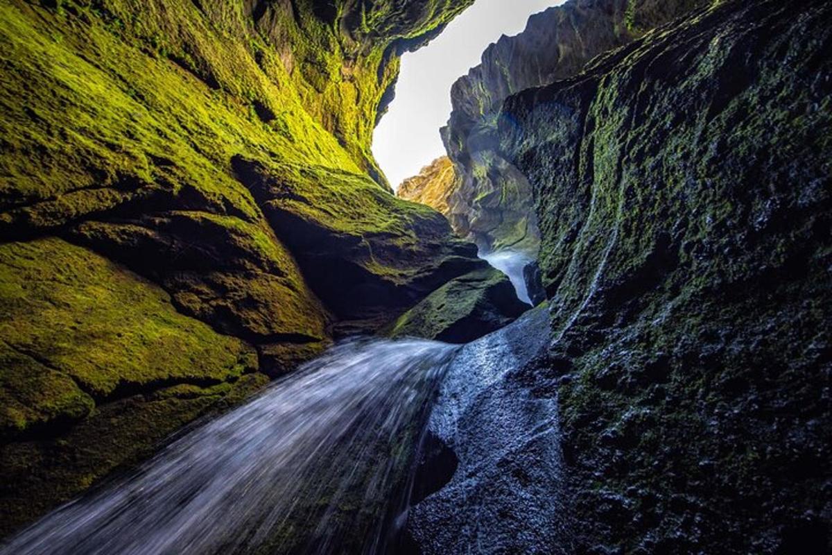 útsýni yfir foss í gljúfri