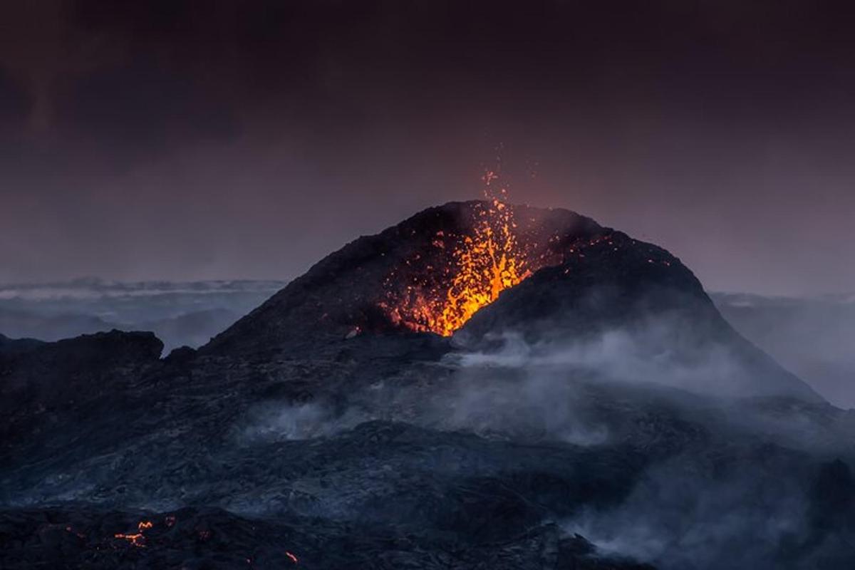 fjall með eldi ofan á sér
