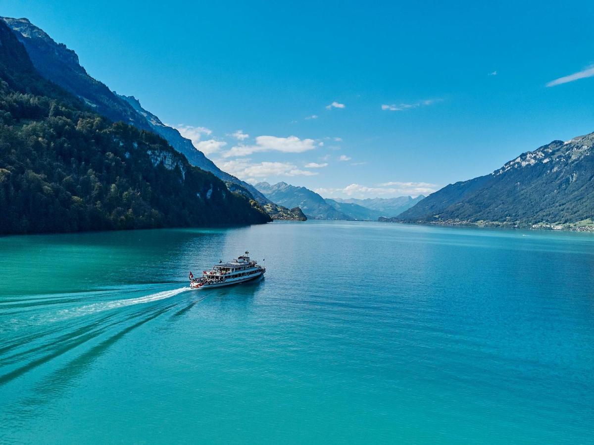 Un barco en un lago con montañas al fondo