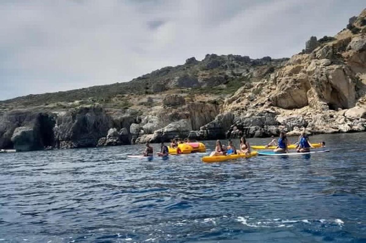 μια ομάδα ανθρώπων σε καγιάκ στο νερό