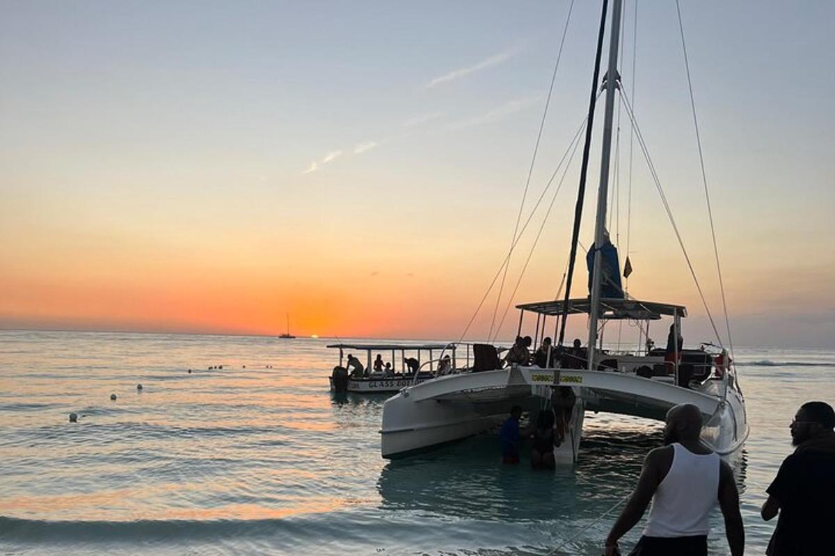 una barca in acqua con persone a bordo