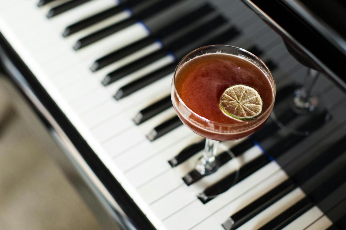 drink sedící na klavíru