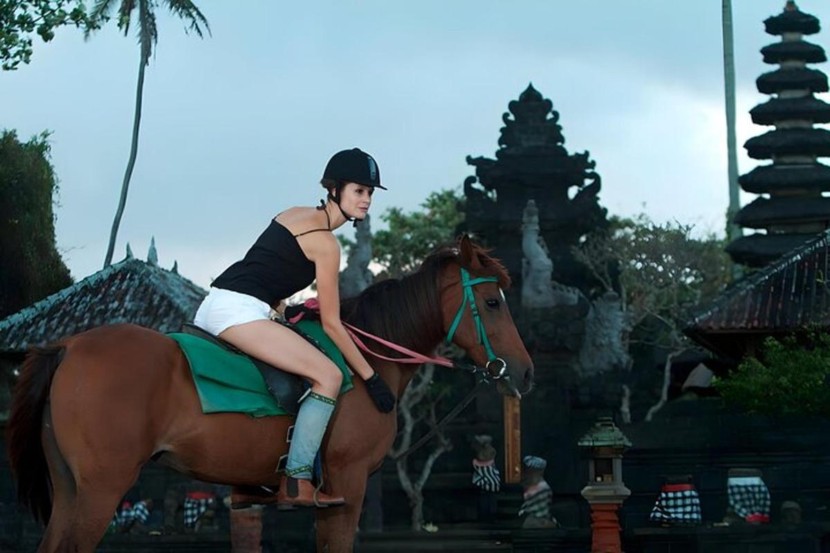 một người phụ nữ đang cưỡi ngựa trước một tòa nhà