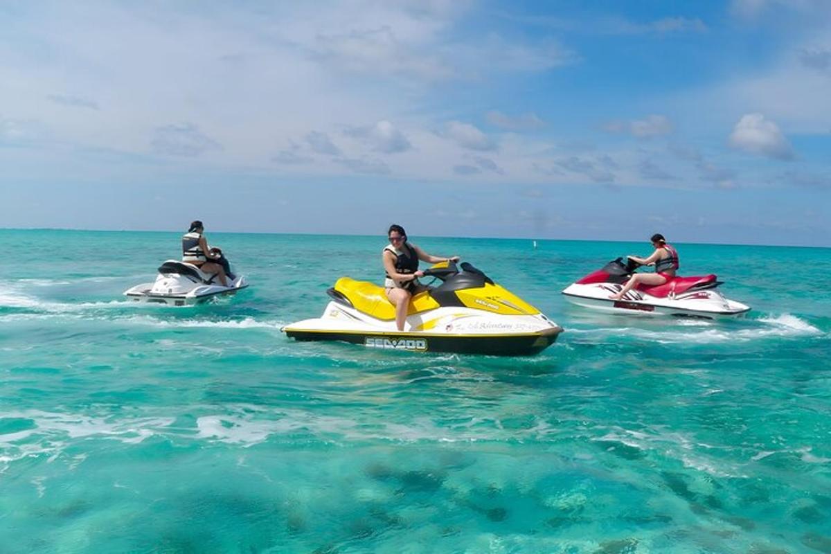 sekelompok orang yang menaiki speedboat di lautan
