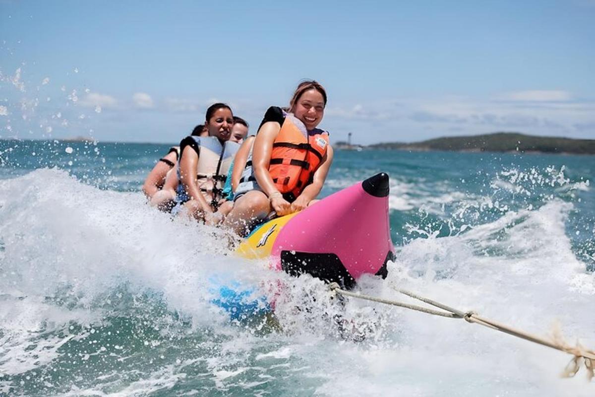 tiga wanita mengendarai jet ski di air