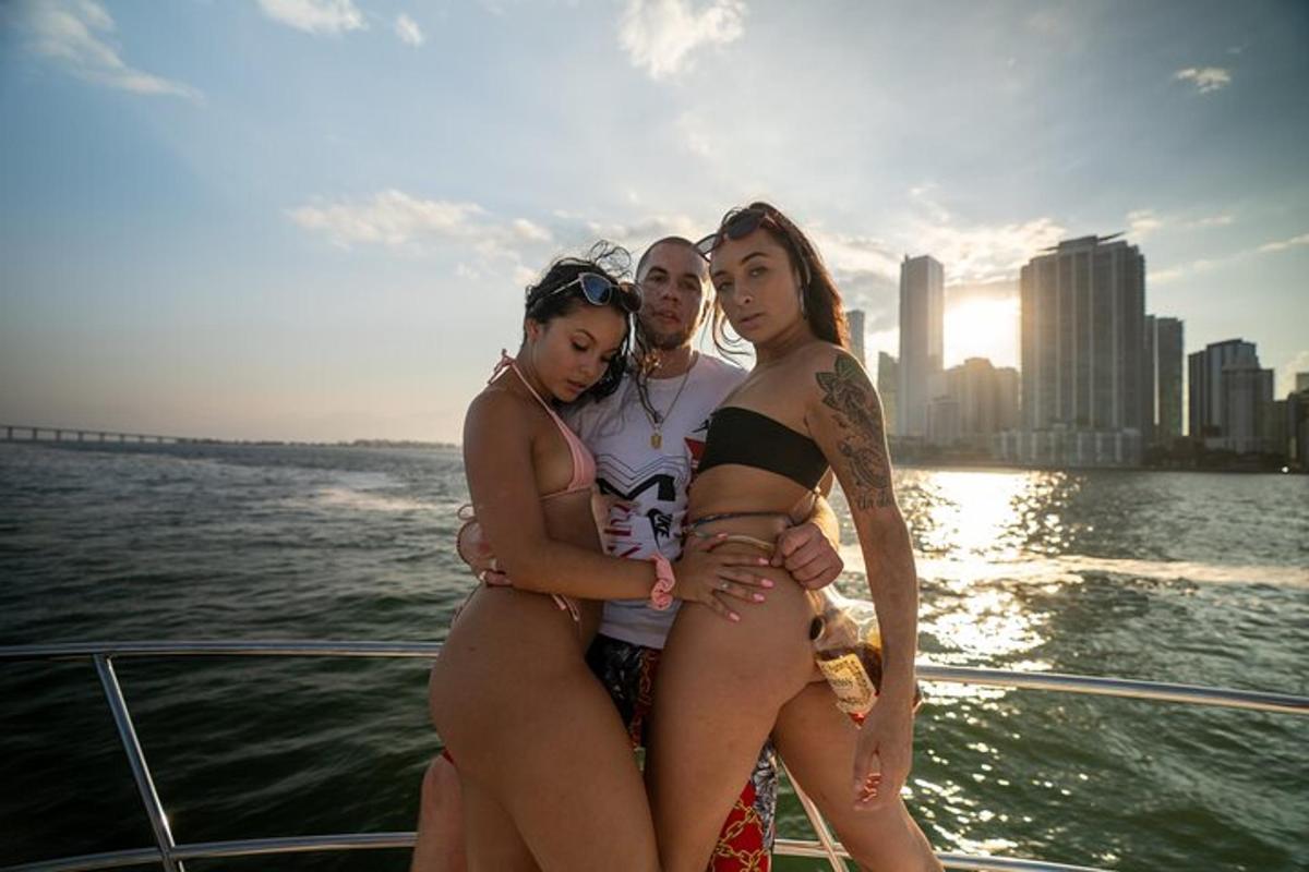 drie vrouwen en een man op een boot op het water