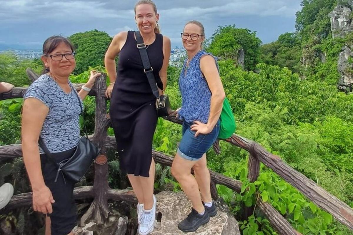 um grupo de três mulheres em pé em uma ponte