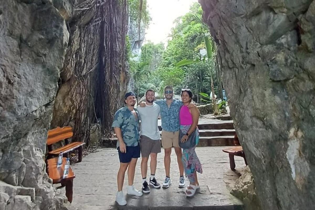 un gruppo di persone che posano per una foto