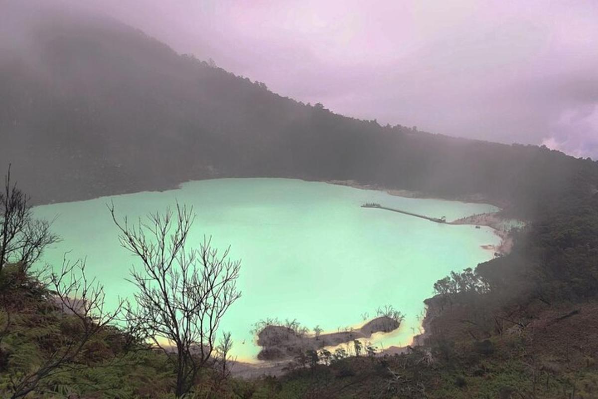 山中的蓝色湖泊