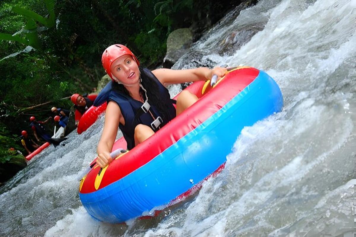 una ragazza è su una zattera in un fiume