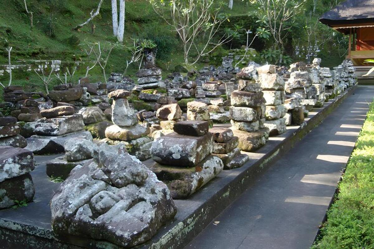 um monte de pedras na beira de uma estrada