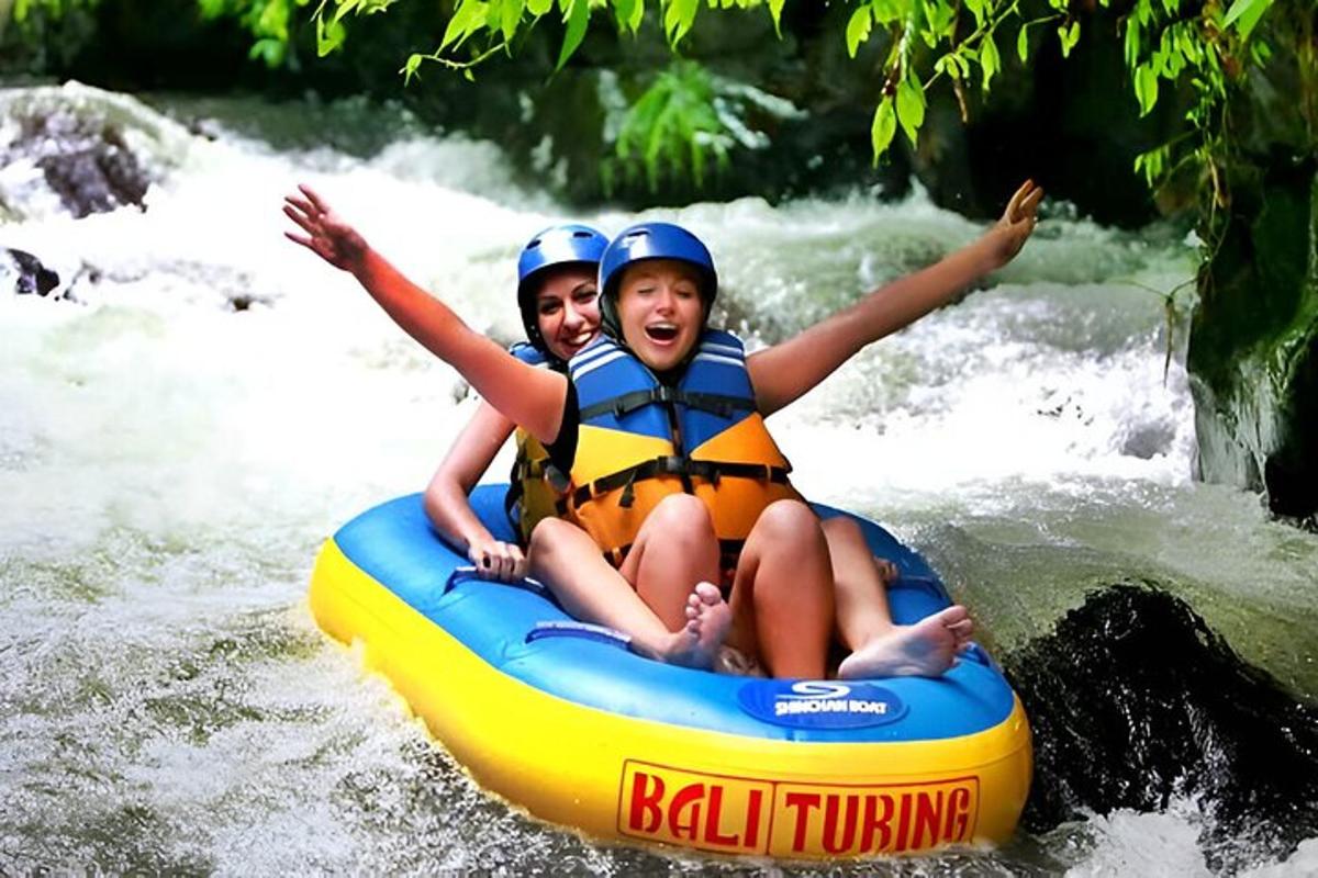 due ragazze stanno viaggiando su una zattera su un fiume