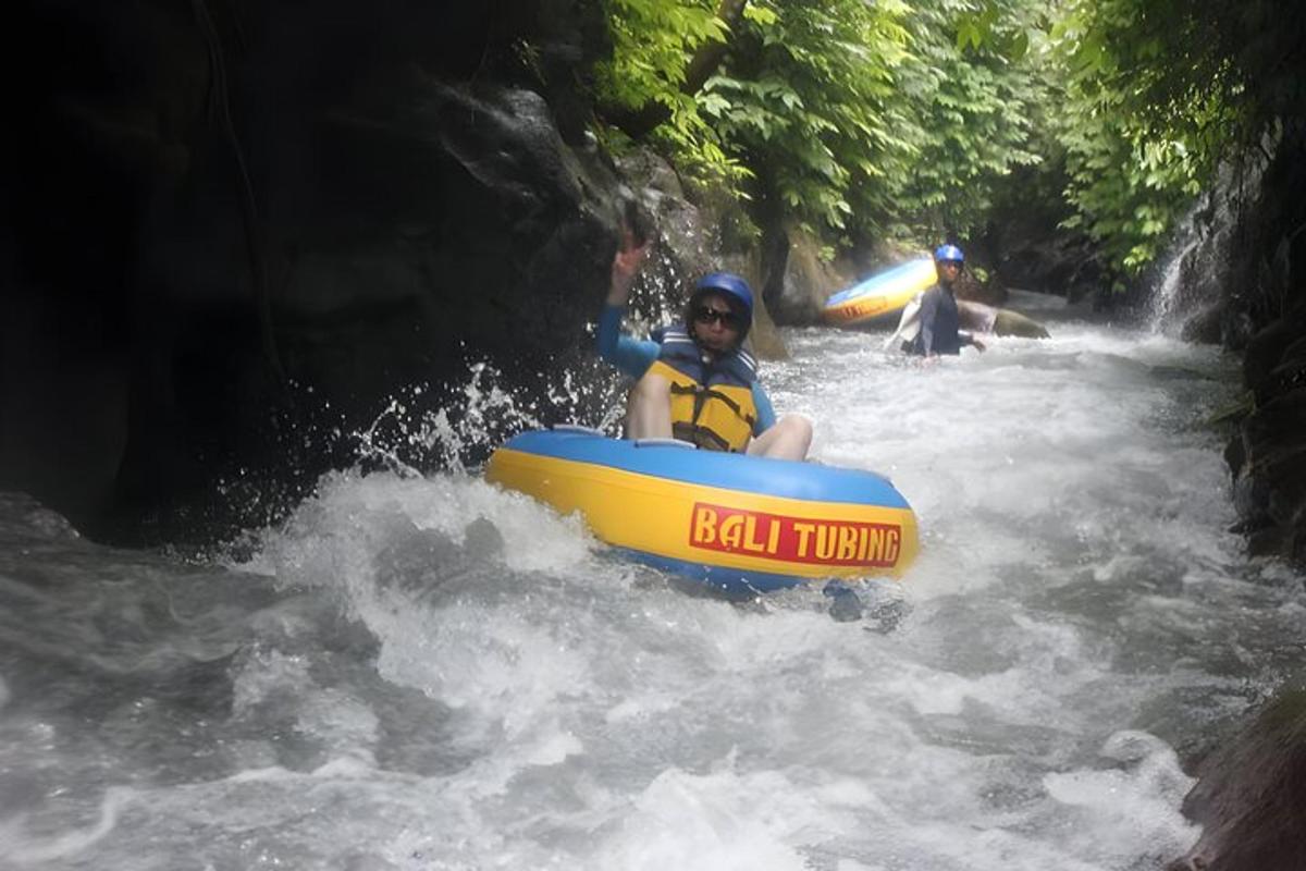 due persone su una zattera in un fiume