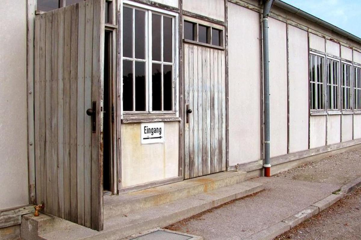 opin hurð á byggingu með skilti á henni