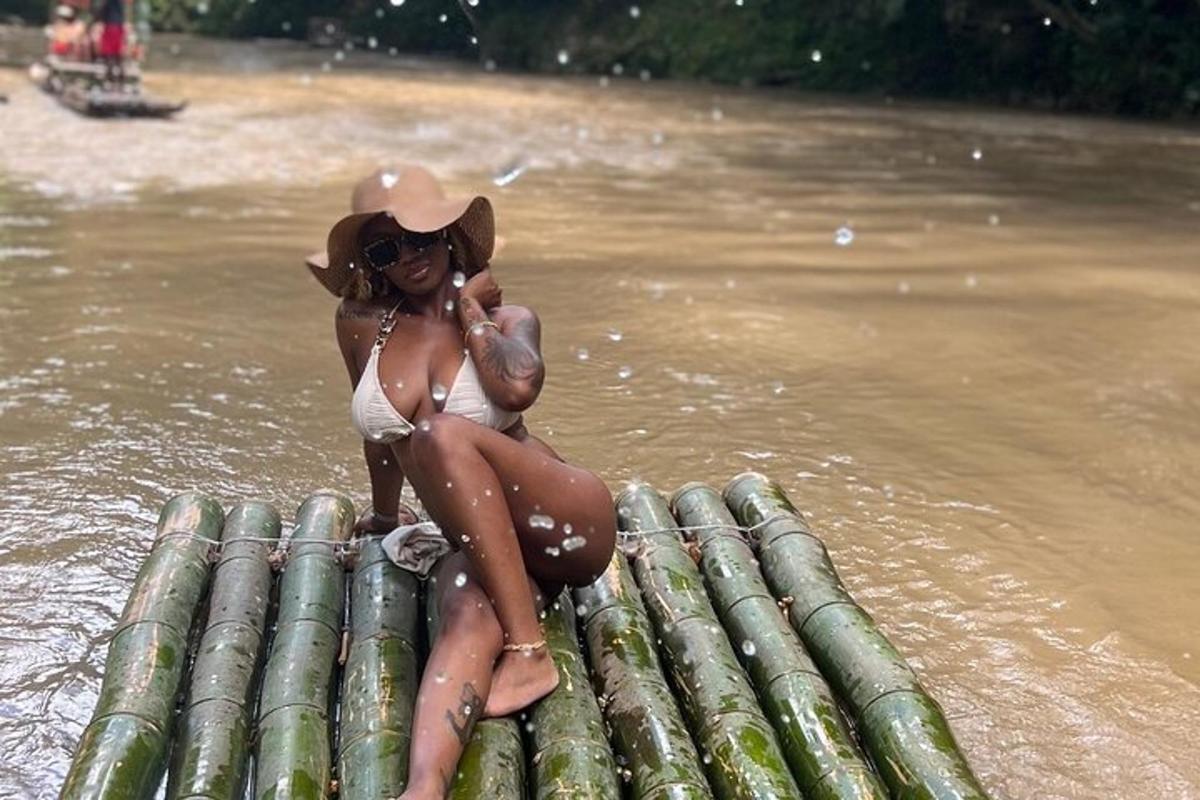 žena v bikinách sedící na voru ve vodě