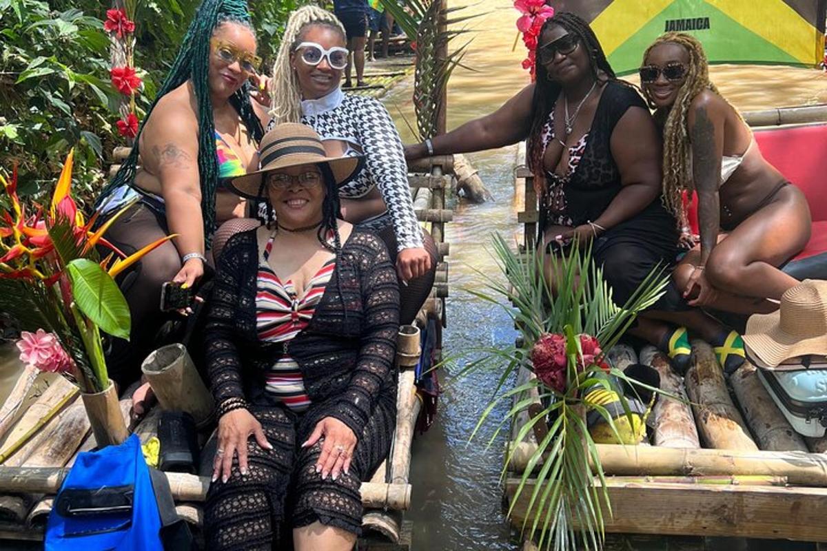 sekelompok wanita duduk di atas perahu di air