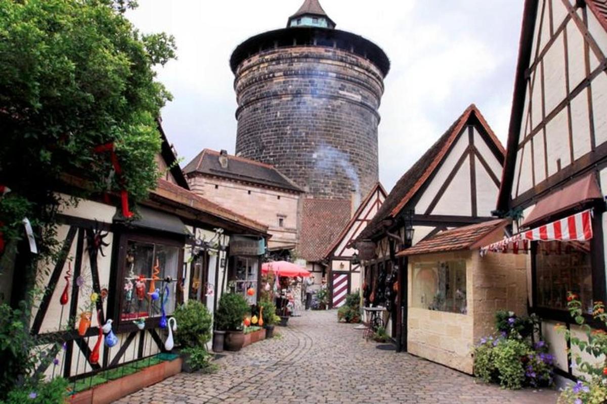 un carrer antic amb una torre d'aigua al fons
