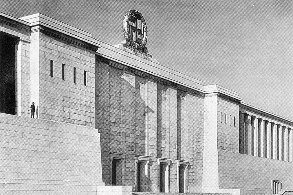 una foto en blanc i negre d'un edifici