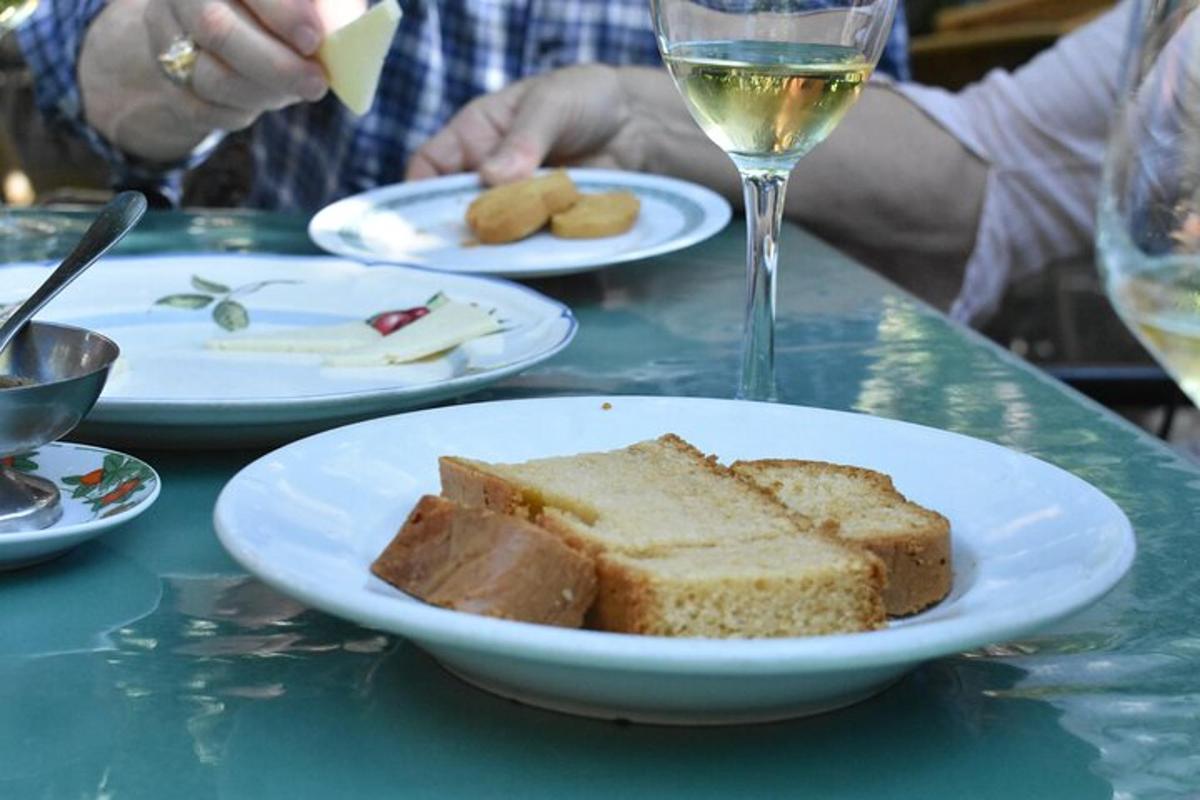 et bord med en tallerken brød og et glas vin
