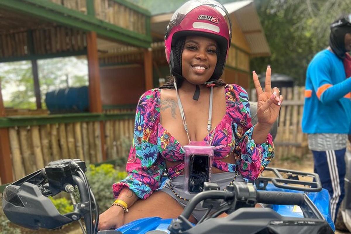 una donna che indossa un casco su una motocicletta