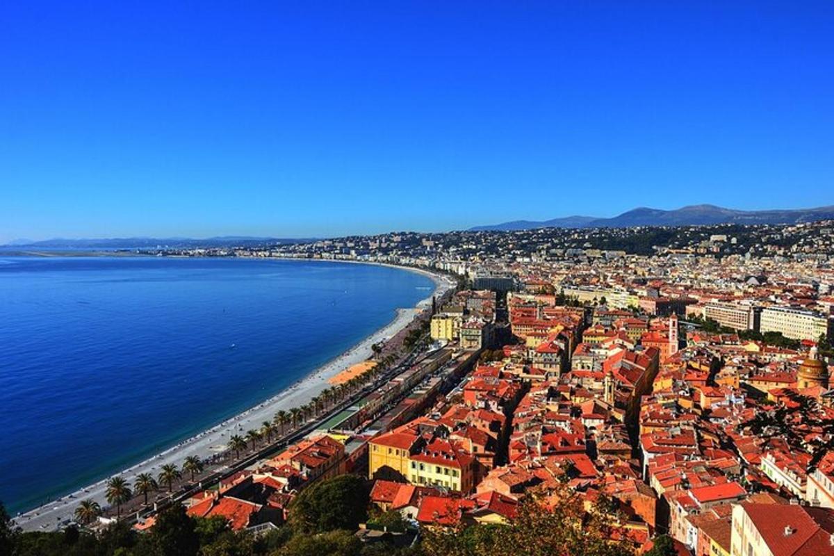una vista aèria d'una ciutat i l'oceà