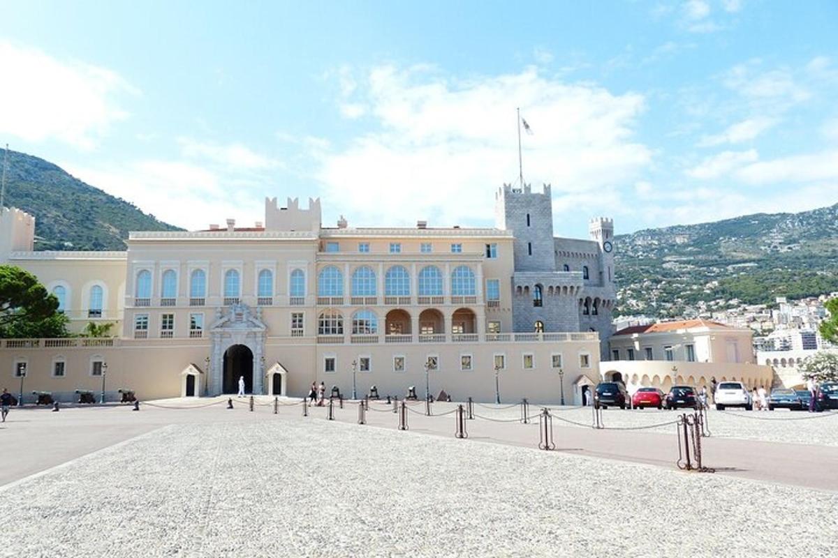un gran edifici blanc amb una bandera a sobre