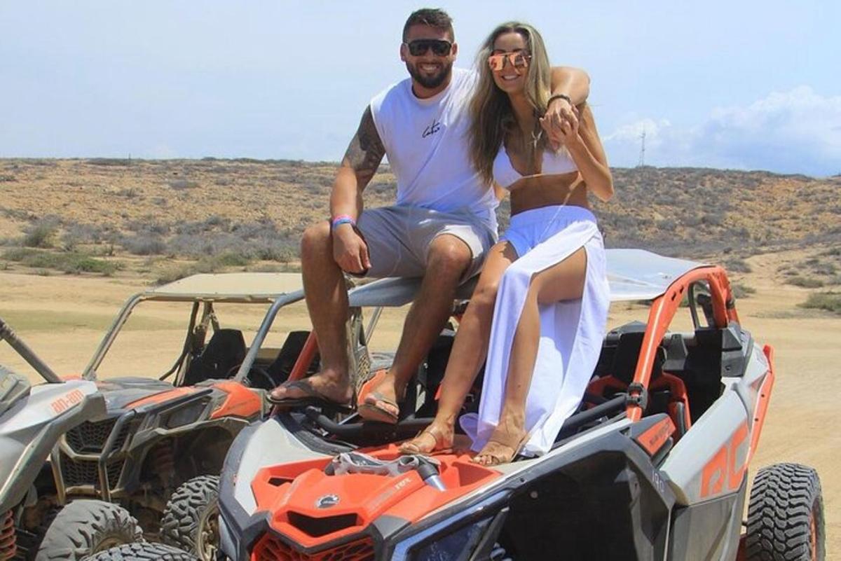 mees ja naine istuvad ATV tagaosas