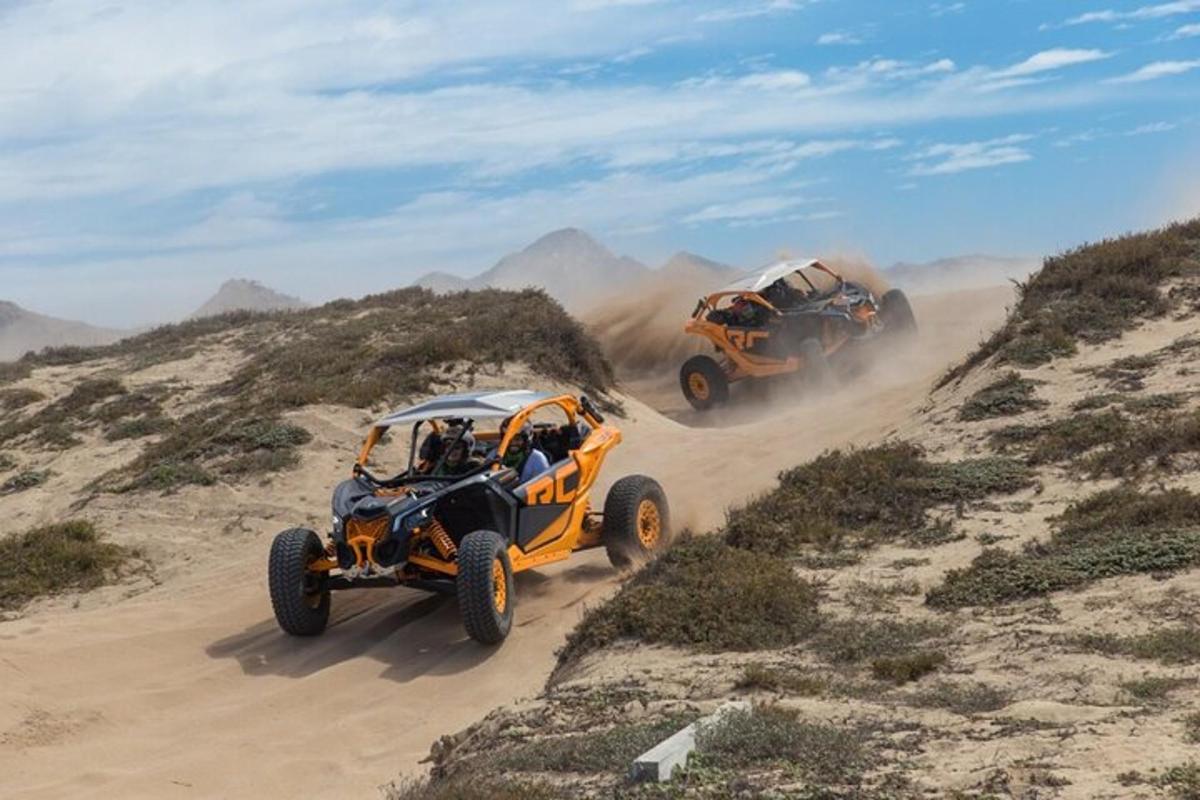 kaks ATV-d kõrbes kruusateel